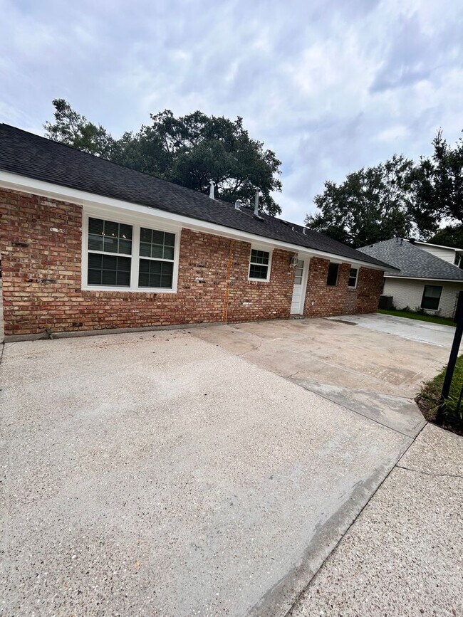 Building Photo - Newly Remodeled Home in the Heart of Baton...