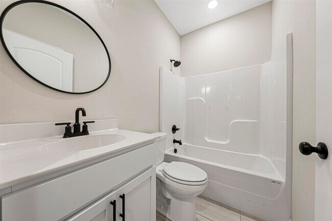 Building Photo - 821 Poplar Log Dr