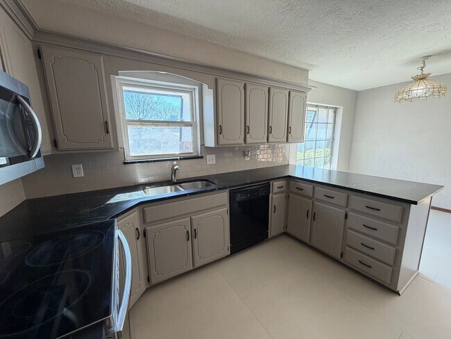 Building Photo - Beautiful 3bed/2.5bath Updated Westside Norman Home Available for Rent!