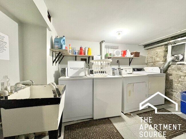 Building Photo - 1512 W Erie St