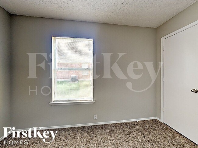 Building Photo - 1600 Shady Shores Dr