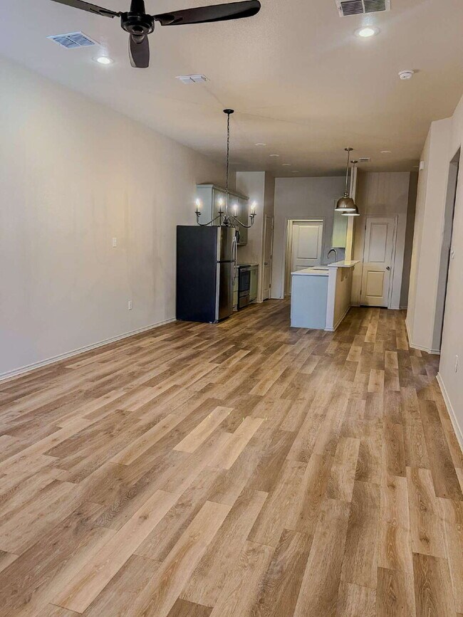 Building Photo - 2 Bedroom 2 Bathroom