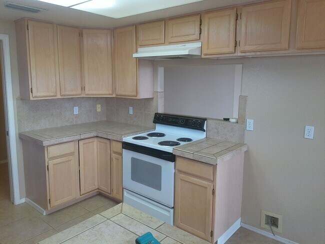 Building Photo - Long Term 3 bedroom 2 bath 3 car