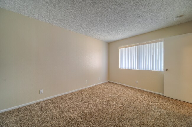 Building Photo - 41084 Beachwood Ave