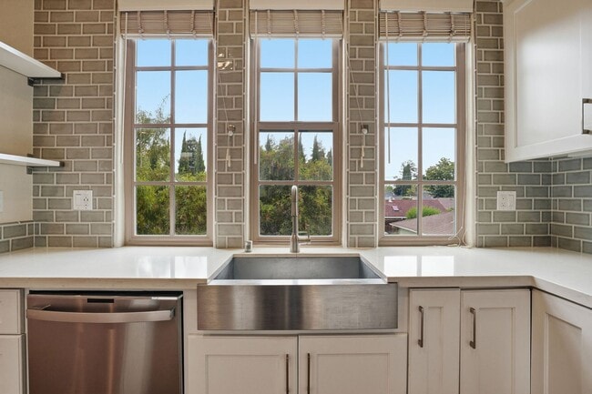 Building Photo - Gorgeous 2 Bed, 2.5 Bath Townhome in Exclusive Reflection Community!