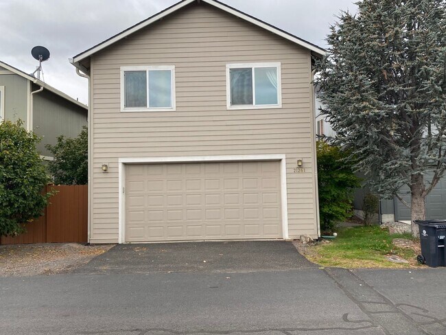 Building Photo - 3BR - 2.5 BA Charming Greenway Home in Lar...