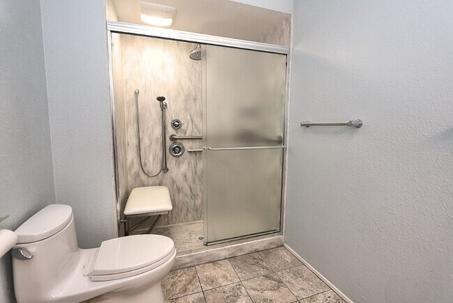 Building Photo - Beautiful corner halfplex available now for rent!