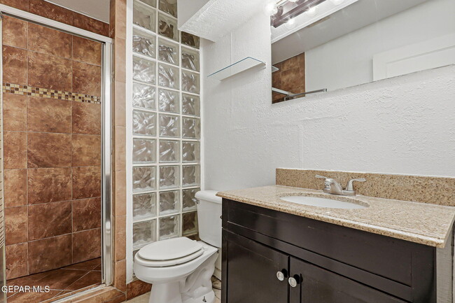 Building Photo - 2515 Arizona Ave