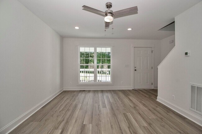 Building Photo - Lux Three Bedroom Townhouse in Sherrills Ford