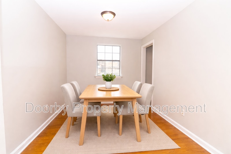 Building Photo - 3302 Pinewood Ave