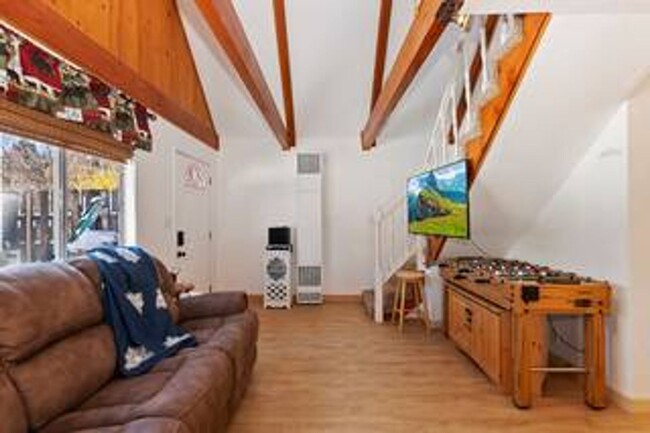 Building Photo - 2 Bedroom Lodge- Pet Friendly- Fenced Yard