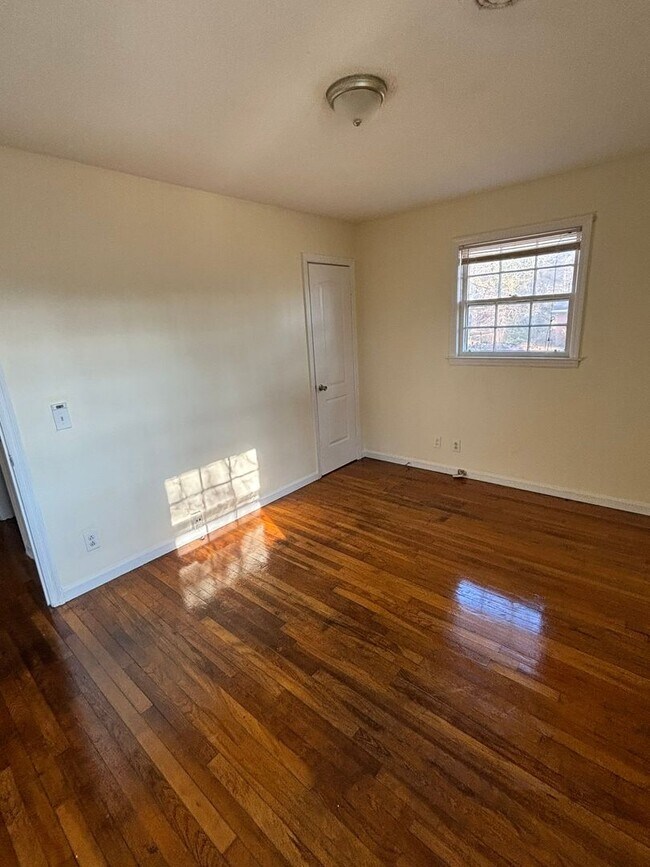 Building Photo - Charming 3 Bed, 1 Bath Home | Available July 16
