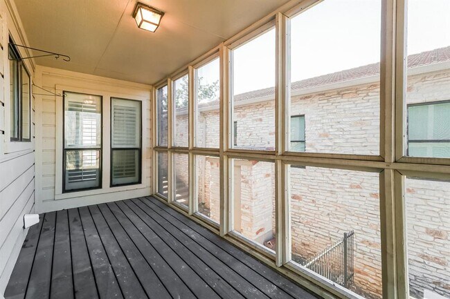 Building Photo - 208 Crescent Bluff