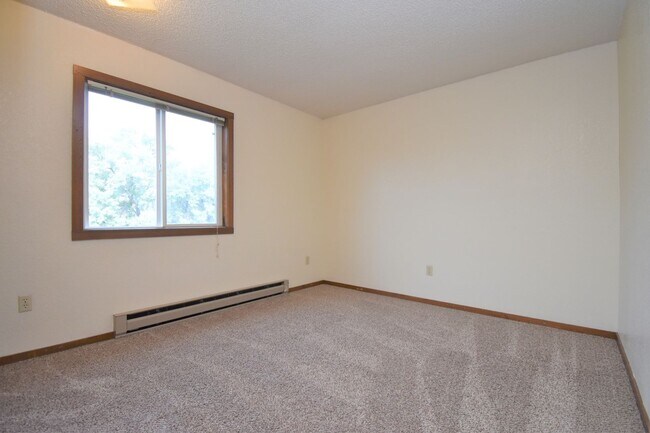 Building Photo - Top Floor Apartment! Convenient Location!