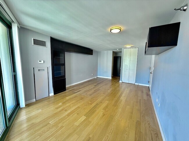 Building Photo - 111 W Maple St