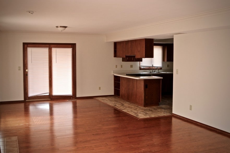 Living & Dining Room - 2909 S Sare Rd
