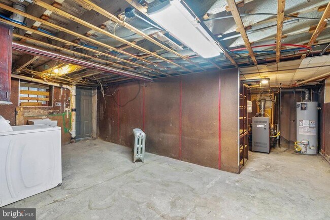 Building Photo - 913 E Stafford St