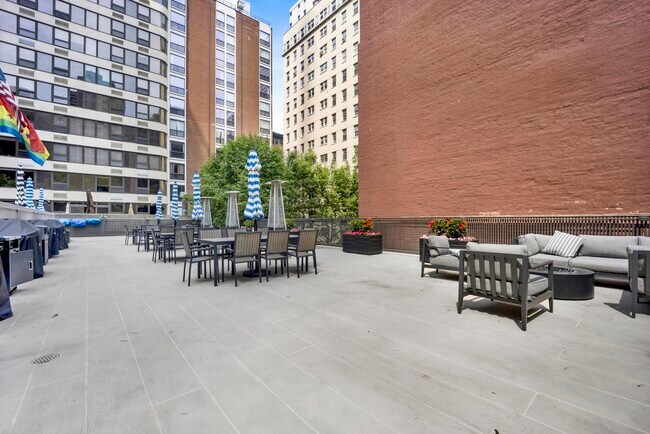 Building Photo - 200 E Delaware Pl