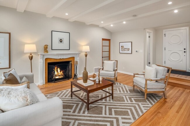 Building Photo - Queen Anne Home