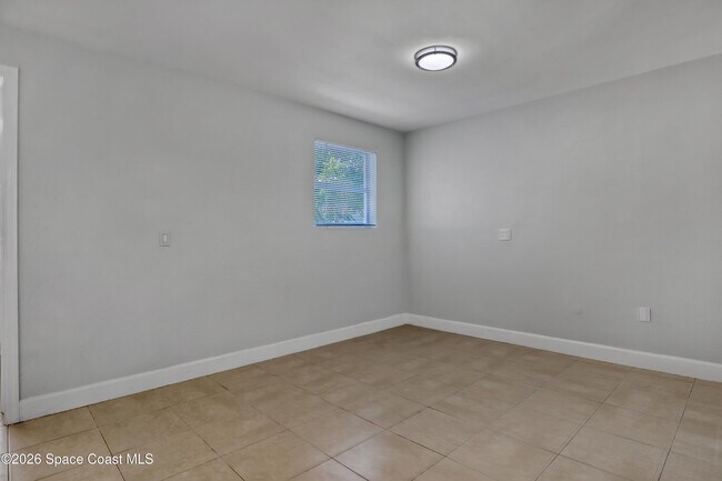 Building Photo - 807 Hillsdale Dr