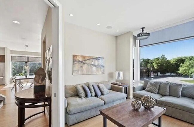 Building Photo - Gorgeous Luxury Townhome