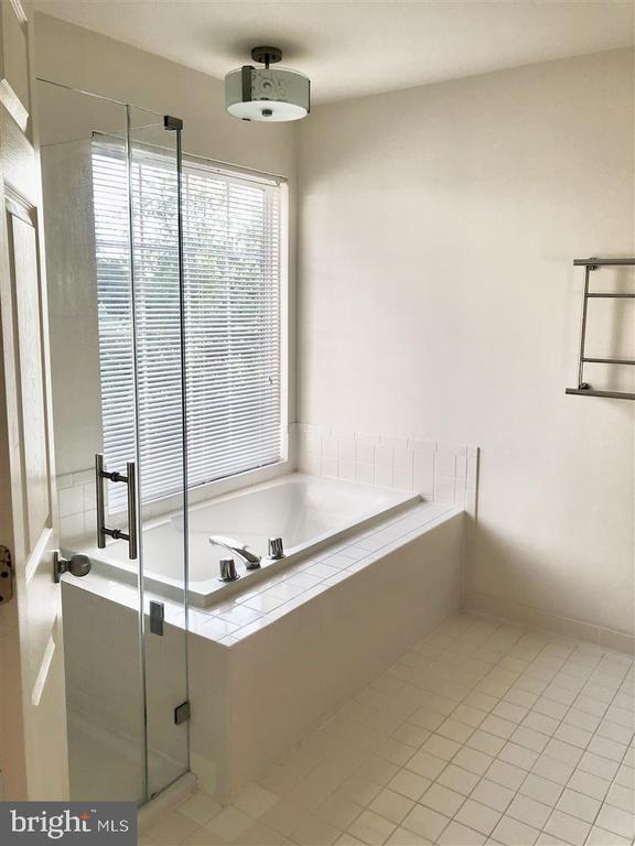 Building Photo - 1981 Logan Manor Dr