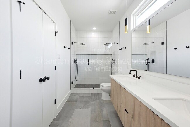 Building Photo - 1307 Bayou St
