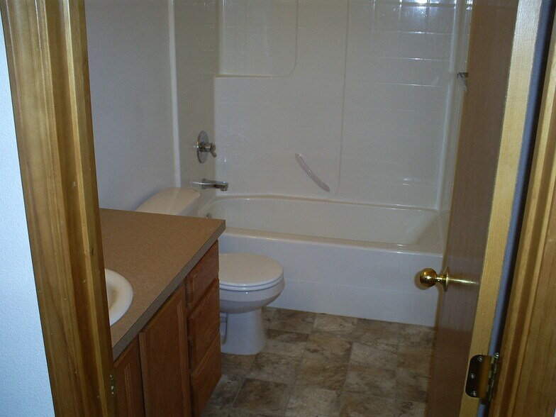 master bath - 1914 Sunset Dr