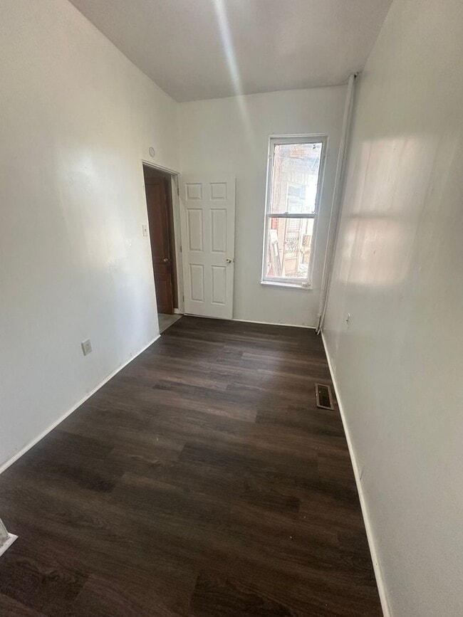 Building Photo - 650 W King St