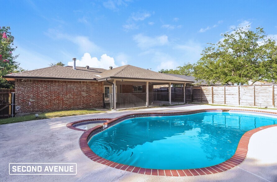 Building Photo - 1614 Hillwood Dr