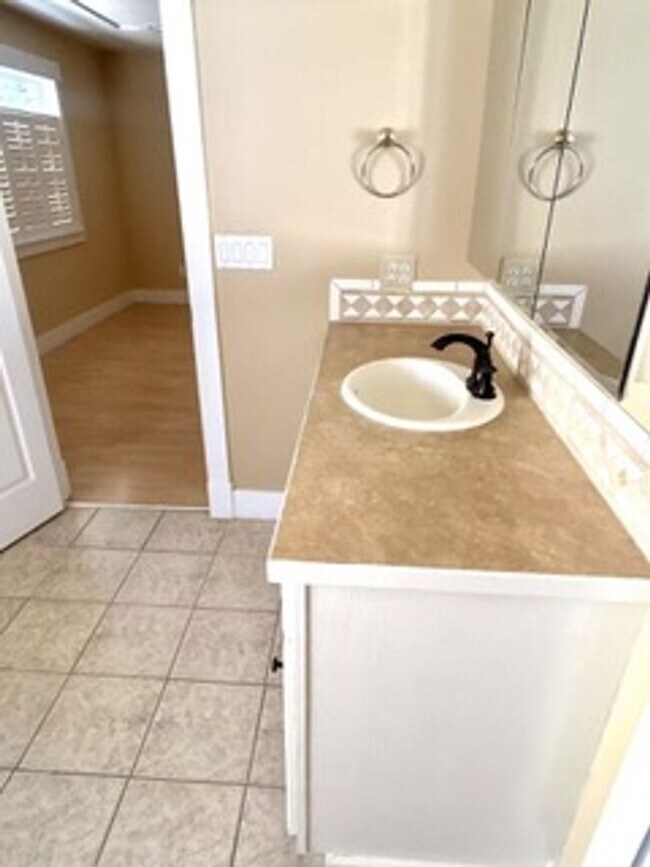 Building Photo - Spacious 4 bedroom Meridian Campus home wi...