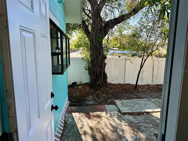 Building Photo - 1504 E 33rd Ave