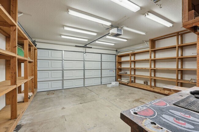 Building Photo - Three bedrooms PLUS Den! Ready to Move In