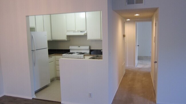 Building Photo - 10380 Almayo Ave