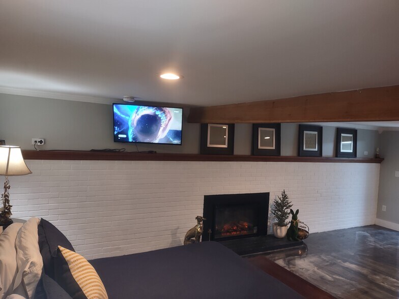 Electric fireplace near King bedroom area - 60 E State St