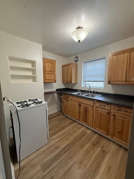 kitchen - 503 N Riverview Dr