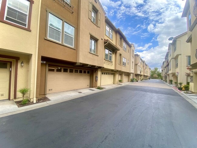 Building Photo - Beautiful 3-Bedroom Townhome in Private Ga...