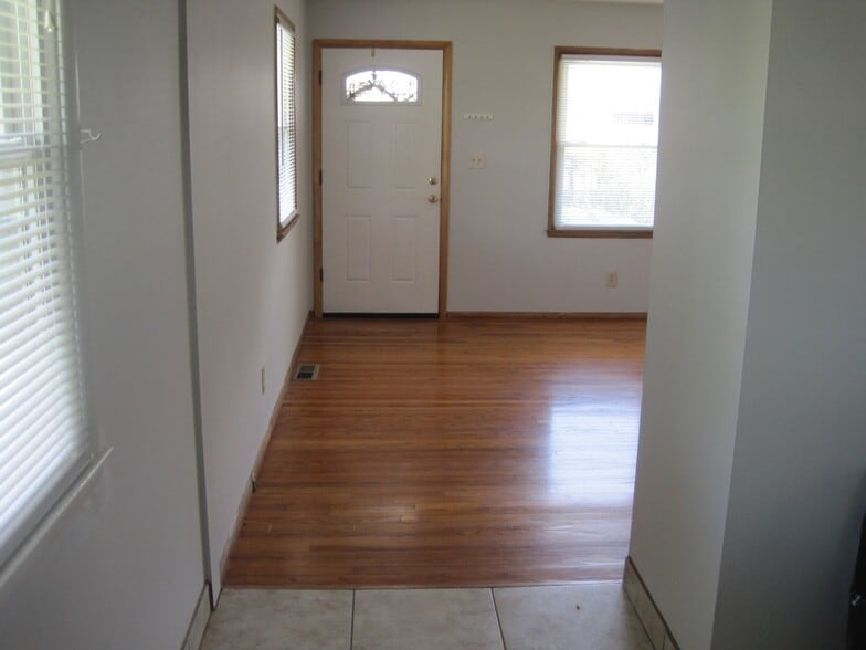 Building Photo - 1717 Carolyn Ave