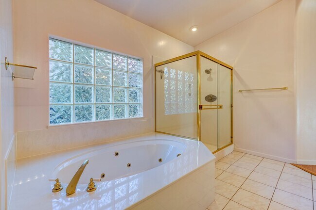 Building Photo - Spacious 3 Bed, 3 Bath Home in Hidden Valley Ranch!