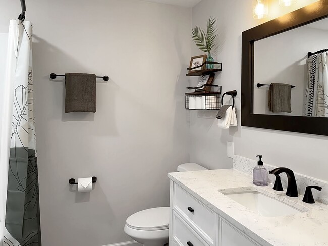 Building Photo - Fully Furnished Two Bedroom / Two Bath Wai...