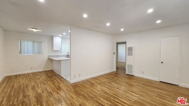 Building Photo - 12942 Moorpark St