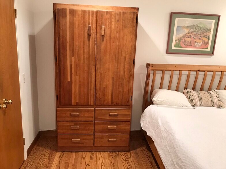 dresser bedroom - 6000 Bixby Village Dr