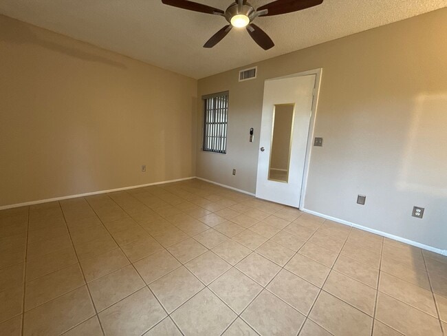 Building Photo - Easy Maintenance 2 Bedroom 2 Bath!