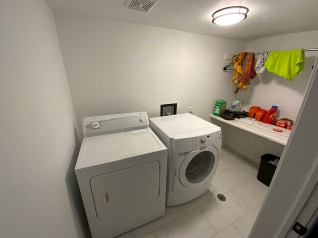 Building Photo - Updated Charleston Heights Townhome