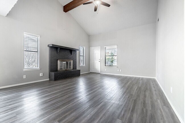 Building Photo - Newly Renovated Duplex! Rare!