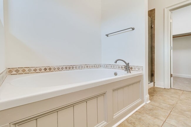 Building Photo - Beautifully Renovated 4-Bedroom Home in St...