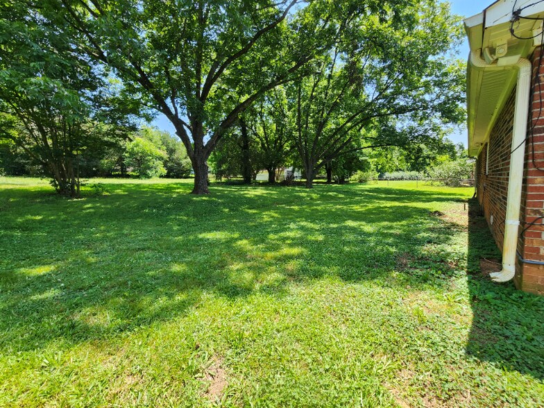 Building Photo - 445 Summerland Dr