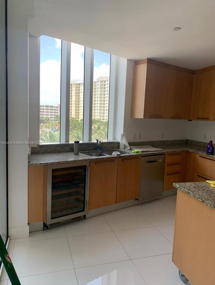 Building Photo - 15811 Collins Ave