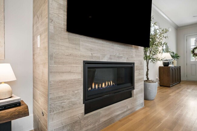 Building Photo - 6368 Alamo Pl