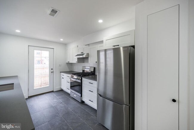 Building Photo - 2009 E Cumberland St